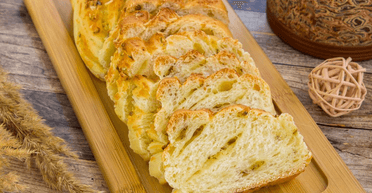 Пишний хліб із пармезаном, часником і травами: рецепт ароматної домашньої випічки