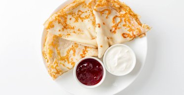 Тануть у роті: рецепт ніжних млинців зі сметаною та джемом