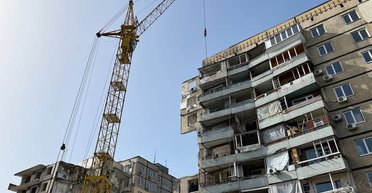 У Дніпрі із залишків зруйнованого РФ під'їзду в Дніпрі будують насип для яхт-клубу (фото, відео)