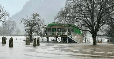 "Ноїв ковчег": громадський туалет під час повені схожий на "інопланетний корабель"