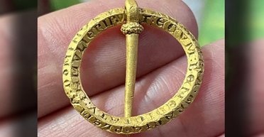 В Британии нашли 800-летнюю брошь с заклятием, отгоняющим болезни (фото)