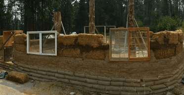 "Тепер це бізнес": подружжя, яке побудувало будинок із соломи та глини, вчить інших людей (фото)