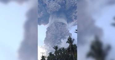 В Індонезії над вулканом виросла 18-кілометрова "гора" з диму і попелу (відео)