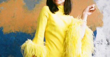 Ґаль Ґадот позувала на нових знімках у модній яскраво-жовтій сукні з пір'ям