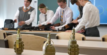 Изучают общевойсковой бой: в российских школах готовят учеников к войне, — разведка Британии