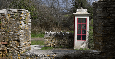 Людям заборонено повертатися: котеджі в загубленому селі перетворюються на руїни (фото)