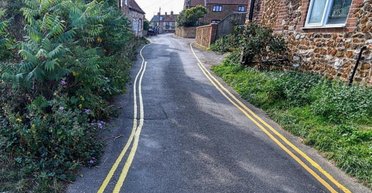 "Кто-то очень спешил": забавная дорожная разметка стала интернет-мемом (фото)