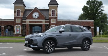 На уровень выше: тест-драйв нового кроссовера MG HS