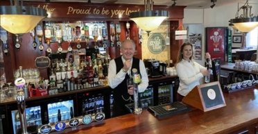 Сімейне життя в барі: подружжя, яке шукало дім мрії, переїхало в покинутий паб (фото)