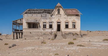 Місто з моторошним минулим: покинуті будинки в "забороненій зоні" засипає піском (фото)