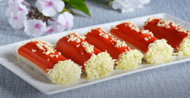 Новорічні рецепти: рулетики з крабових паличок із сиром