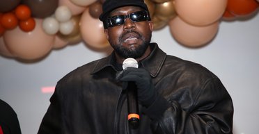 Каньє Вест залишився без сайту після скандалу з футболкою