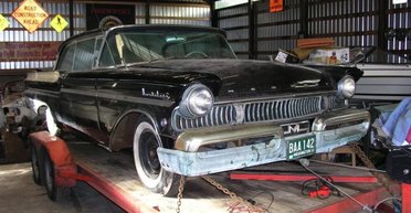 Стояло с 1962 года: в старом сарае обнаружили роскошное американское авто 50-х (фото)