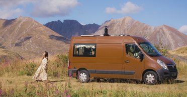 Британка превратила фургон в уютный автодом в стилистике "Властелина колец" (видео)