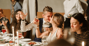 Невеста придумала как женить гостей свадьбы: идея стала вирусной (видео)