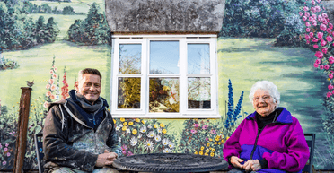 94-летняя бабушка "посадила" на доме сад: прохожие говорят, что она гений (фото)