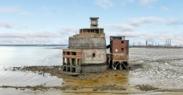 Майже неможливо дістатися: чоловік купив занедбану вежу посеред річки (фото)