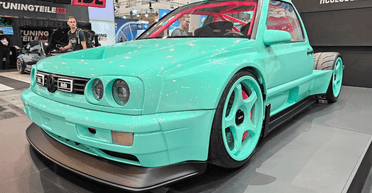 Volkswagen Golf превратили в экстремальный среднемоторный суперкар (видео)