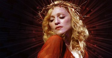 "Это неэтично": Мадонна поделилась провокационными кадрами рядом с "Папой Римским"