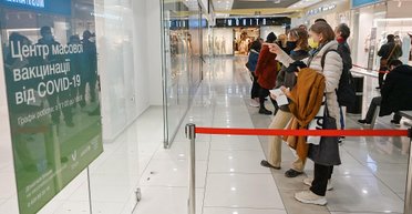 Третья доза. Когда в Украине начнется ревакцинация и кто первым получит бустер