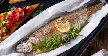 Форель у духовці: простий рецепт дуже смачної та поживної страви