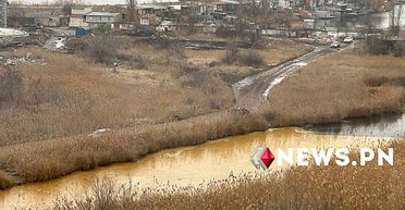 Откачали уже 25 тонн: в Николаеве в результате обстрела РФ масло попало в Южный Буг (фото)