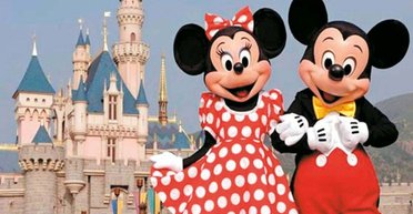 Шорты как подгузник: девушку раскритиковали за "неуместный" наряд для Диснейленда (видео)