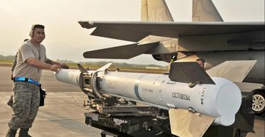 Raytheon получила контракт Пентагона на AIM-120 для Украины и других: какое количество ракет