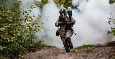 Дрони й авіація не допомагають: РФ використовує в Україні "зброю останньої надії" (відео)