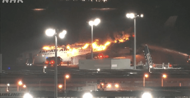 Предполагают столкновение: в Токио загорелся авиалайнер с 400 пассажирами (видео)