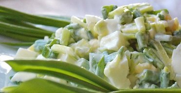 Весенний салат из черемши: как приготовить вкусное блюдо