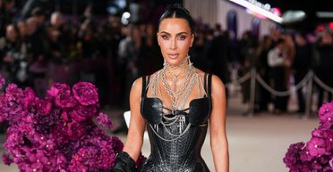 Ким Кардашьян в Лондоне повторила готический образ Наоми Кэмпбелл (фото)