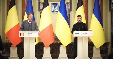 Нова допомога і перші полонені китайці: головне з брифінгу Зеленського і де Вевера