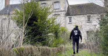 "Просто потрясающе": в заброшенном особняке нашли потайную дверь и ценные вещи (видео)