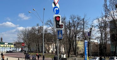 Із додатковим червоним сигналом: у Києві встановили перший світлофор нового типу (фото)