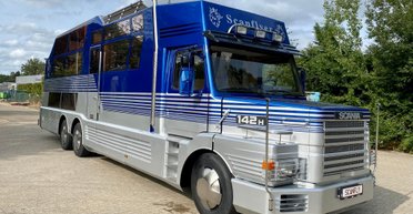 С поднимающимися дверями и гаражом: в интернете показали уникальный автодом Scania (фото)