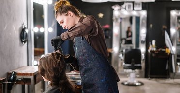 "Была права": женщина устроила скандал в салоне красоты из-за "экспертности" стилистки