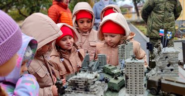 Посвящение в "Юнармию": в Ростове детям подарили макет уничтоженного Бахмута (фото)