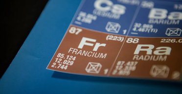Найрідкісніший елемент на Землі: він настільки радіоактивний, що його майже не існує