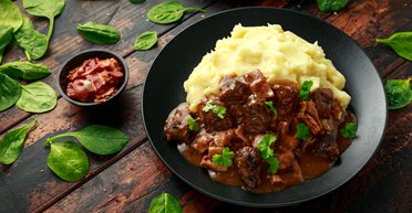 Получается вкусная и сочная: рецепт тушеной печени