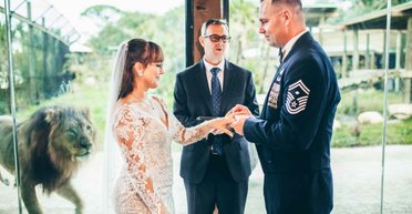 Ніхто не дивився на наречену: лев "увірвався" на весілля закоханої пари (фото)