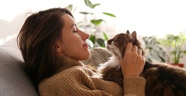 "Мозок не сприймає": кішка з цікавим забарвленням шерсті завоювала серця 26 млн людей