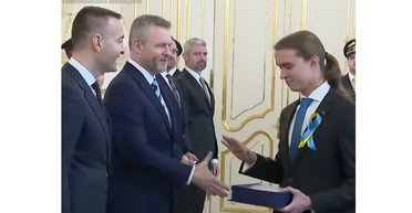 Фицо предлагает дать пощечины подростку с украинской символикой, который не пожал руку президенту Словакии