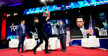 Для борьбы с бюрократами: президент Аргентины Милей подарил Маску бензопилу (видео)