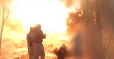 Разорвался на расстоянии 3-х метров: журналисты попали под обстрел РФ во время съемок (видео)