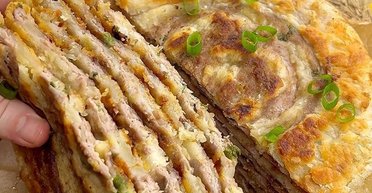 Быстро и сытно: рецепт лепешек с фаршем и картошкой (видео)