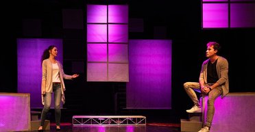 "Страхи в стиле ню". Мариупольцы поразили столицу психодрамой и декорациями в духе Малевича