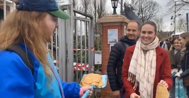 Голосовали за президента РФ: россиян на выборах в Нидерландах кормили блинами из лопаты (видео)