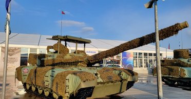 Даже в рембатах: РФ начала массовей устанавливать РЭБ на танки (фото)