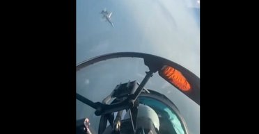 Інцидент у фінській затоці: F/A-18 "підрізав ніс" російському Су-30 (відео)